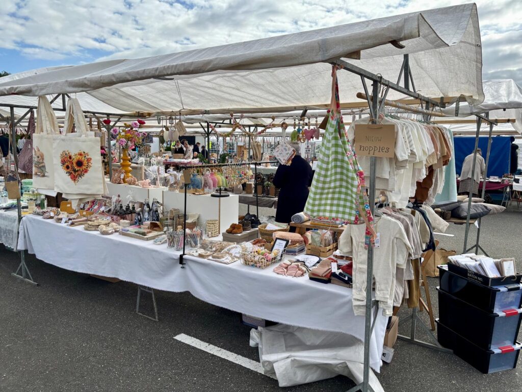 Volle marktkraam met producten van Elselintje